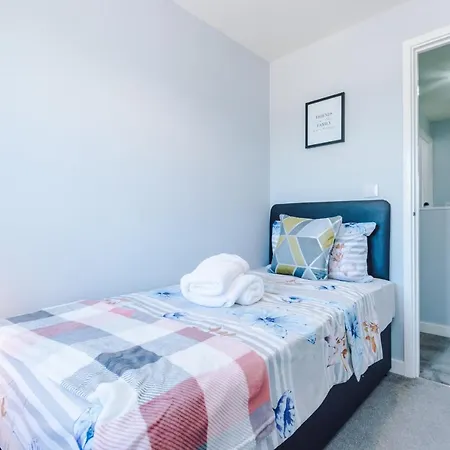 Vidale Court, 3 Bedroom House With River Irwell View, Sleeps 6 Apartment