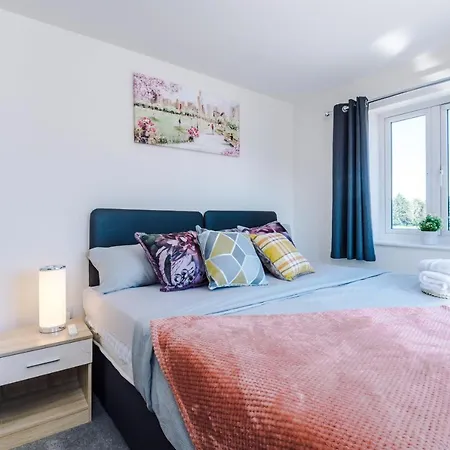 Vidale Court, 3 Bedroom House With River Irwell View, Sleeps 6 * Manchester