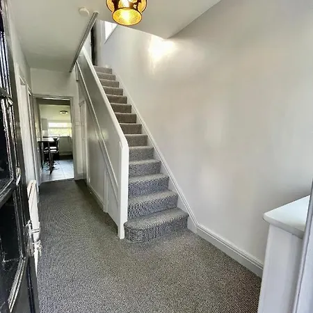 4 Bedroom House Next To City Centre Manchester
