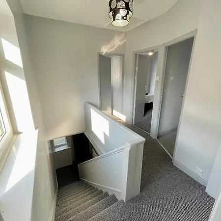 4 Bedroom House Next To City Centre Semesterbostad