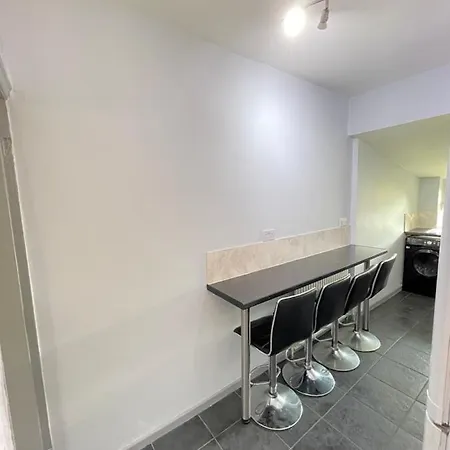 4 Bedroom House Next To City Centre Manchester
