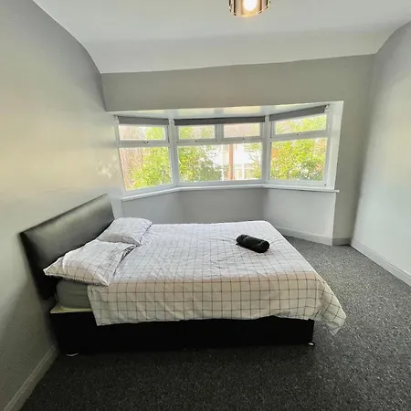 4 Bedroom House Next To City Centre Manchester