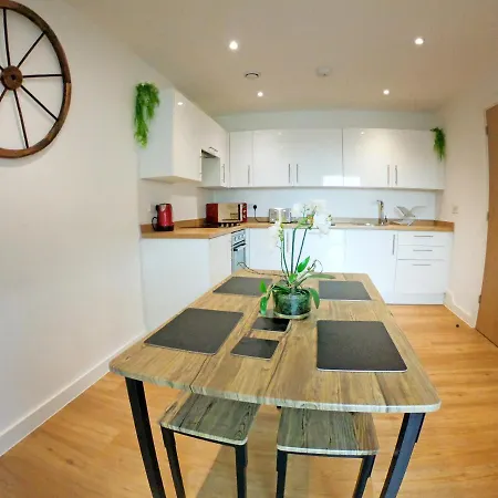 Perfect Apartment Near Manchester City Centre & Manchester Piccadilly Train Station דירה *