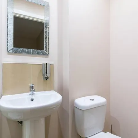 Perfect Duplex Near United Old Trafford Football Stadium