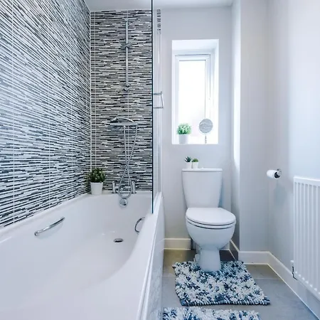 Vidale Court, 3 Bedroom House With River Irwell View, Sleeps 6 *