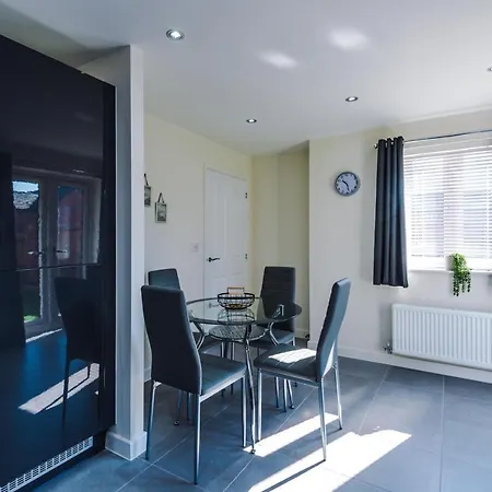Vidale Court, 3 Bedroom House With River Irwell View, Sleeps 6 * Manchester