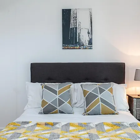 A Modern And Trendy 1 Bed Apartment In Media City Manchester