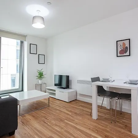 A Modern And Trendy 1 Bed Apartment In Media City Манчестер