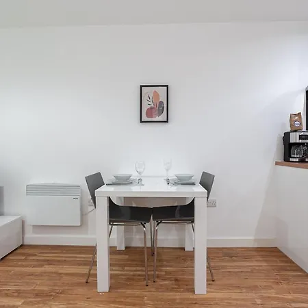 A Modern And Trendy 1 Bed Apartment In Media City Манчестер