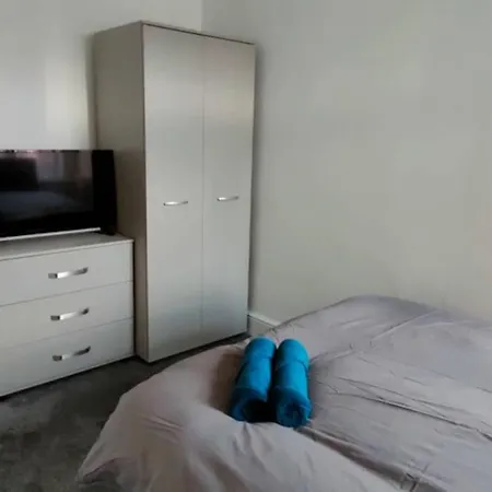 Champions Man United Stadium 3 Bedroom House Apartment *