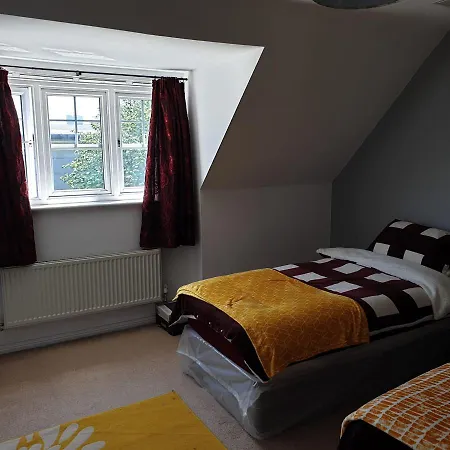 Гостевой дом Queens Rooms, A Perfect Stay, Next To Shopping Parks And Central