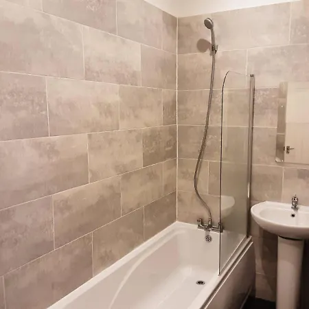 Lovely, Spacious 3 Bedroom House Close To City Centre *
