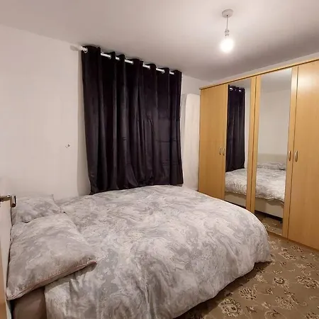 Immaculate 2 Bedroom At Newton Heath, Along Oldham Road, Manchester