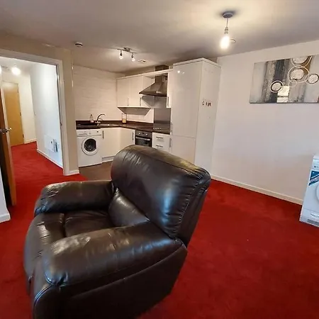 Immaculate 2 Bedroom At Newton Heath, Along Oldham Road, Manchester