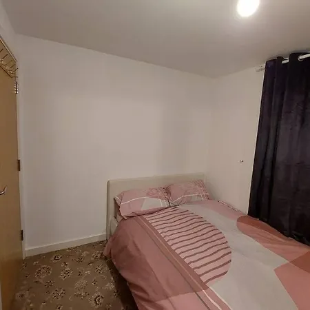 Immaculate 2 Bedroom At Newton Heath, Along Oldham Road, Apartment *