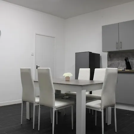 Semesterbostad Lovely, Spacious 3 Bedroom House Close To City Centre Manchester