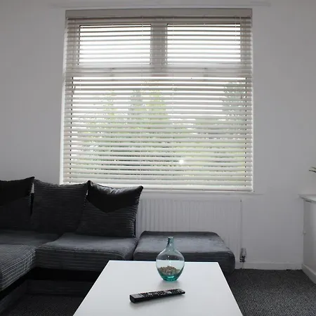 Semesterbostad Lovely, Spacious 3 Bedroom House Close To City Centre