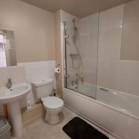 Immaculate 2 Bedroom At Newton Heath, Along Oldham Road, Apartment
