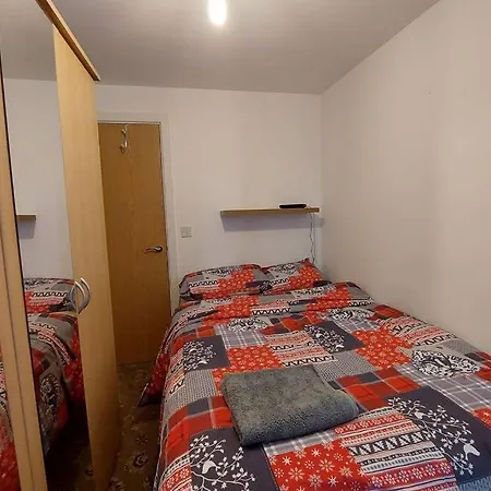 Immaculate 2 Bedroom At Newton Heath, Along Oldham Road, Manchester