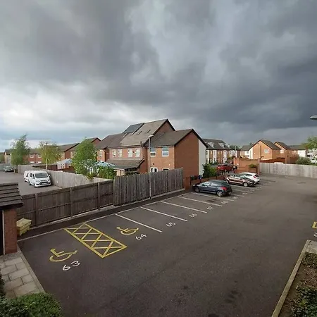 Immaculate 2 Bedroom At Newton Heath, Along Oldham Road, Manchester