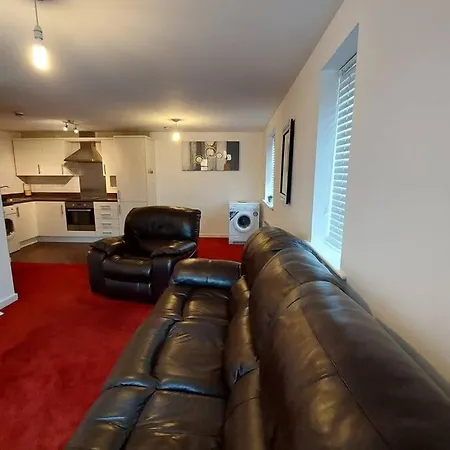 Immaculate 2 Bedroom At Newton Heath, Along Oldham Road, Apartment *