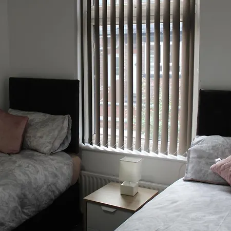 Lovely, Spacious 3 Bedroom House Close To City Centre *