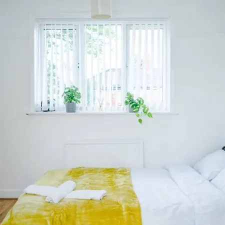 Spacious & Luxurious, Peaceful Modern 3 Bed Home Apartment Manchester