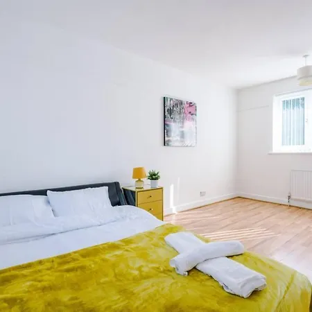 Spacious & Luxurious, Peaceful Modern 3 Bed Home