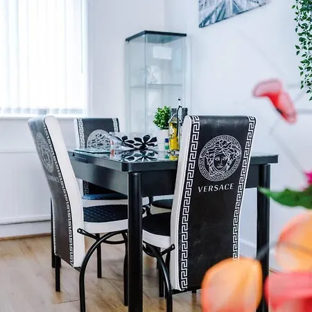 Spacious & Luxurious, Peaceful Modern 3 Bed Home Apartment *