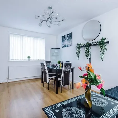 Spacious & Luxurious, Peaceful Modern 3 Bed Home Manchester