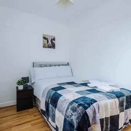 Spacious & Luxurious, Peaceful Modern 3 Bed Home Apartment