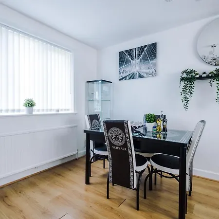 Spacious & Luxurious, Peaceful Modern 3 Bed Home *