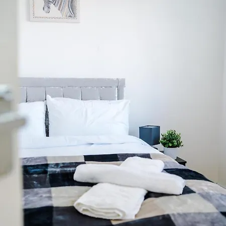 Spacious & Luxurious, Peaceful Modern 3 Bed Home *