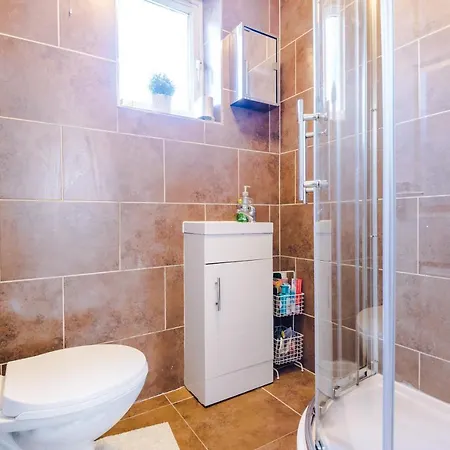 Spacious & Luxurious, Peaceful Modern 3 Bed Home Apartment *