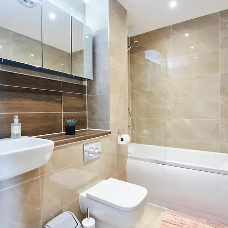 Beautiful 5 Bed House Sleeps8 Wparking Manchester