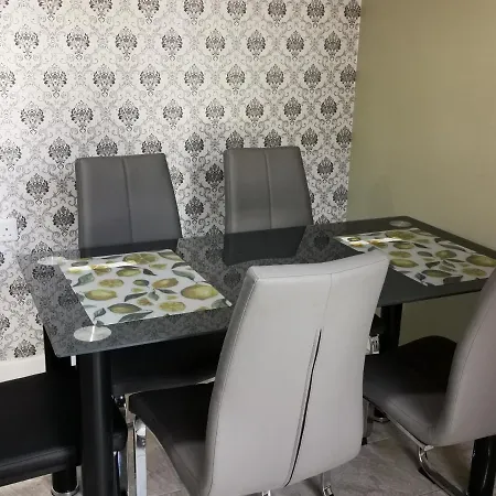 Brigstock Holidays House Апартаменты *