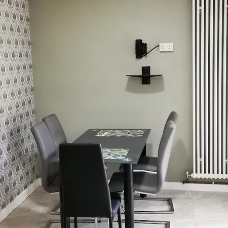 Brigstock Holidays House * Манчестер