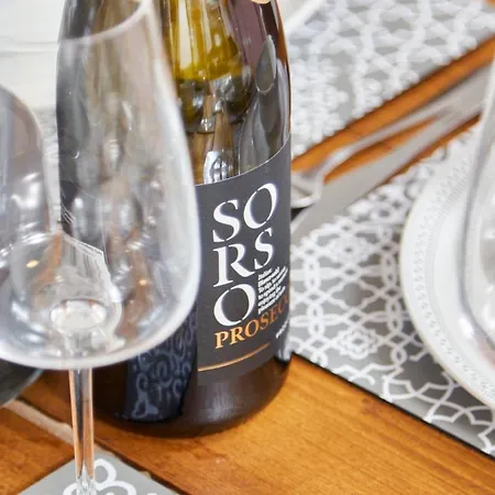 Beautiful 5 Bed House Sleeps8 Wparking Holiday home