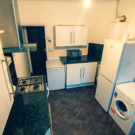 Lovely Room In House Μάντσεστερ