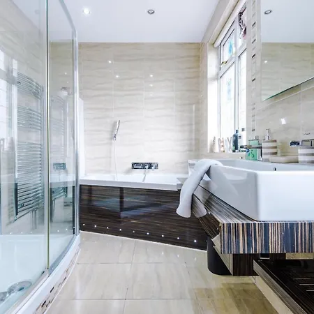 펜션 Luxurious Suburban 6 Bedroom 3 Bathroom Home 맨체스터