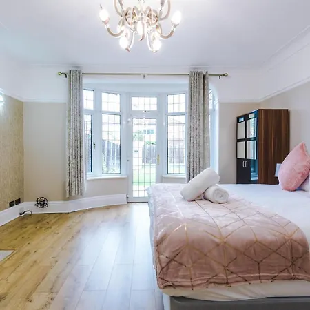 Luxurious Six Bedroom Manchester House * Manchester