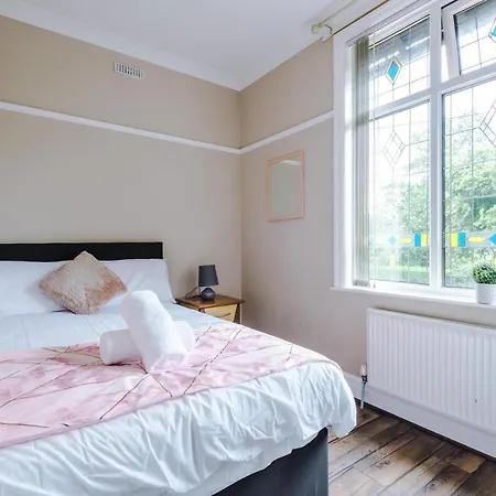 Luxurious Suburban 6 Bedroom 3 Bathroom Home Dom wakacyjny Manchester