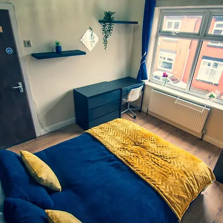 Lovely Room In House Μάντσεστερ