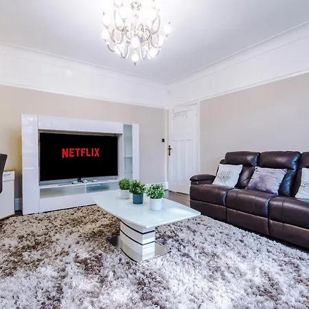 펜션 Luxurious Suburban 6 Bedroom 3 Bathroom Home *