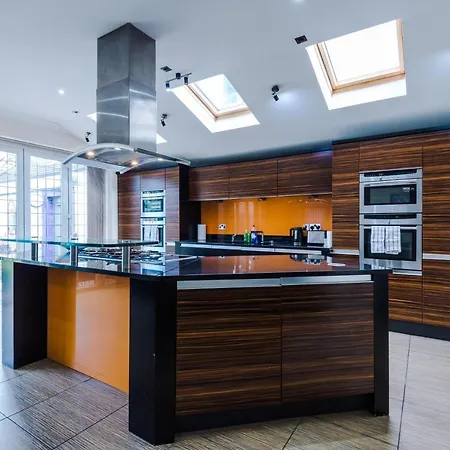 Luxurious Suburban 6 Bedroom 3 Bathroom Home * 맨체스터