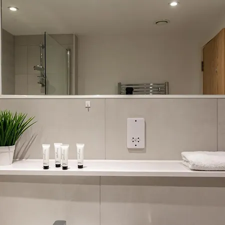 Modern Two Bedroom Two Bathroom With Parking *