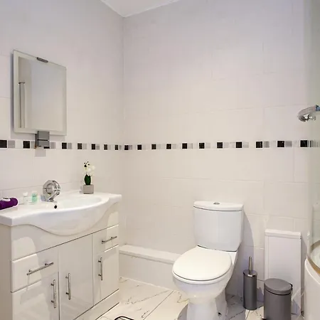 Large Near City Centre Perfect For Groups Apartmán