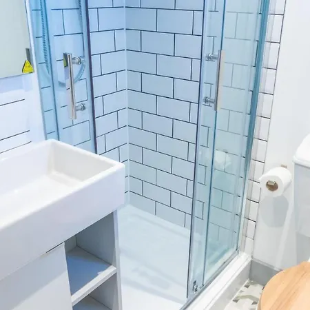 Stylish, Immaculate New Near Salford Quays By Pillo *