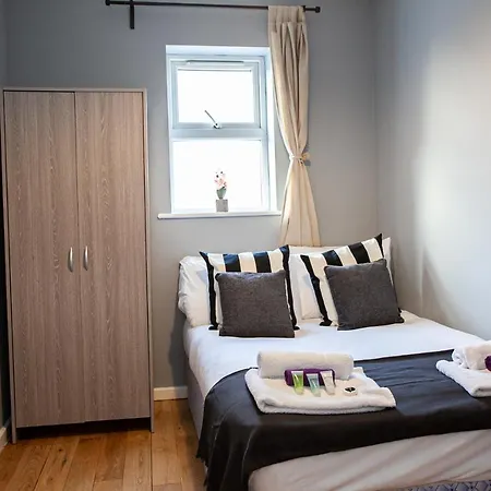 Large Near City Centre Perfect For Groups Апартаменты