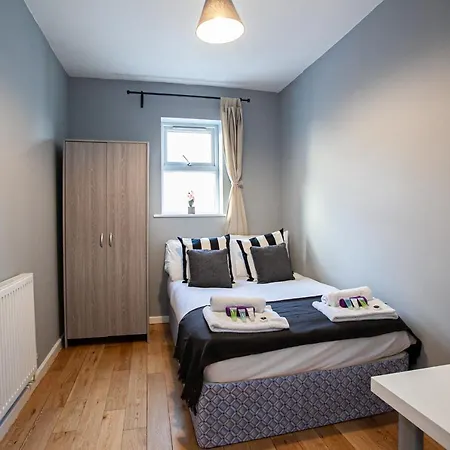 Large Near City Centre Perfect For Groups Apartmán